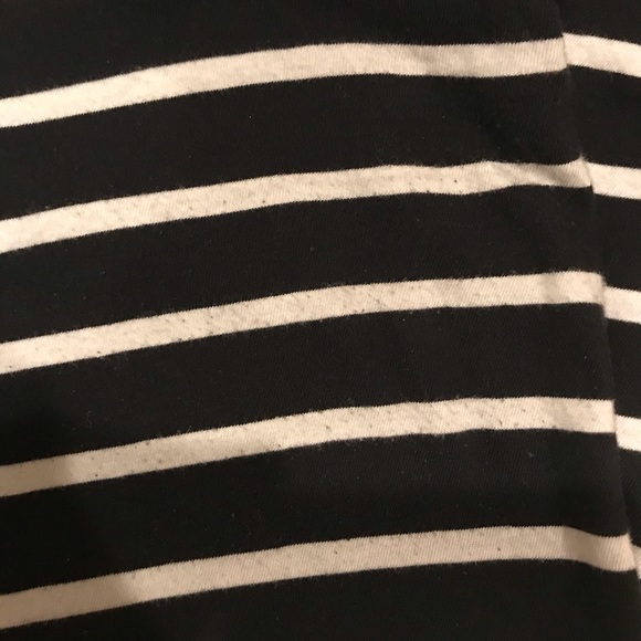 LIKE NEW Relaxed v neck - Picture 7 of 7